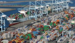 美国港口拥堵加剧，集装箱船等待时间延长至8天