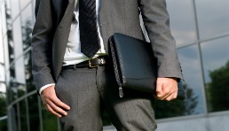 32岁月营收50万，他在深圳开了一家没有员工的公司